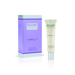 <p>Con efecto tensor, esta rica crema de la línea Cell Vitale anti-âge para el contorno de ojos y labios favorece la nutrición de la piel y disminuye las arrugas de tan delicadas zonas del rostro. Asimismo, recupera la luminosidad en la mirada atenuada por el paso de los años y contribuye al tratamiento de bolsas y ojeras.</p>
<p>Con efecto tensor, esta rica crema para el contorno de ojos y labios en base a las células madre vegetales favorece la nutrición de la piel y disminuye las arrugas de estas delicadas zonas del rostro.</p>
