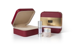 <p>Tratamiento eficaz para reducir la apariencia de las arrugas profundas y pararestaurar y oxigenar la piel.</p>
<p><strong>REGENERATING CREAM (50 ml)</strong></p>
<p><strong>GLOBAL ANTI-AGEING RETINOL SERUM (30 ml)</strong></p>