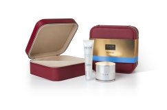 <p>An extraordinary anti-ageing line with a powerful redensifying and moisturising effect, thanks to potent formulas that combine hyaluronic acid and vitamin B3.</p>
<p><strong>HYALURONIC & VITAMIN B3 REDENSIFYING CREAM (50 ml)</strong></p>
<p><strong>HYALURONIC & VITAMIN B3 REDENSIFYING SERUM (30 ml)</strong></p>