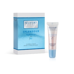 <p dir="ltr" style="line-height: 1.2; margin-top: 12pt; margin-bottom: 12pt; text-align: justify;"><span style="font-size: 10pt; font-family: Arial, sans-serif; color: #000000; background-color: transparent; font-weight: 400; font-style: normal; font-variant: normal; text-decoration: none; vertical-align: baseline; white-space: pre-wrap;">B&aacute;lsamo labial con efecto voluminizador que hidrata intensamente, mejora la firmeza y suaviza visiblemente los labios, redefiniendo su contorno. Formulado con &aacute;cido hialur&oacute;nico de bajo peso molecular, promueve la s&iacute;ntesis natural de &aacute;cido hialur&oacute;nico.</span></p>
<p class="cvGsUA direction-ltr align-start para-style-body" style="color: rgba(0,0,0,var(--o42jjq,1)); caret-color: #000000; --8sd0kg: none; font-family: YAFdJhmxbVQ_0, _fb_, auto; --cyv3zq: 26.6667px; --gjplxq: 1.4; text-transform: none; --s8nbea: p; line-height: 37px; text-align: justify;"></p>
<p><span style="font-size: 10pt; font-family: Arial, sans-serif; color: #000000; background-color: transparent; font-weight: 400; font-style: normal; font-variant: normal; text-decoration: none; vertical-align: baseline; white-space: pre-wrap;">Enriquecido con ingredientes redensificantes, mejora la estructura interna y la superficie del labio para unos labios m&aacute;s rellenos, nutridos y el&aacute;sticos. Aporta un acabado luminoso efecto cristal con un delicado tono rosado natural y dulce aroma</span></p>