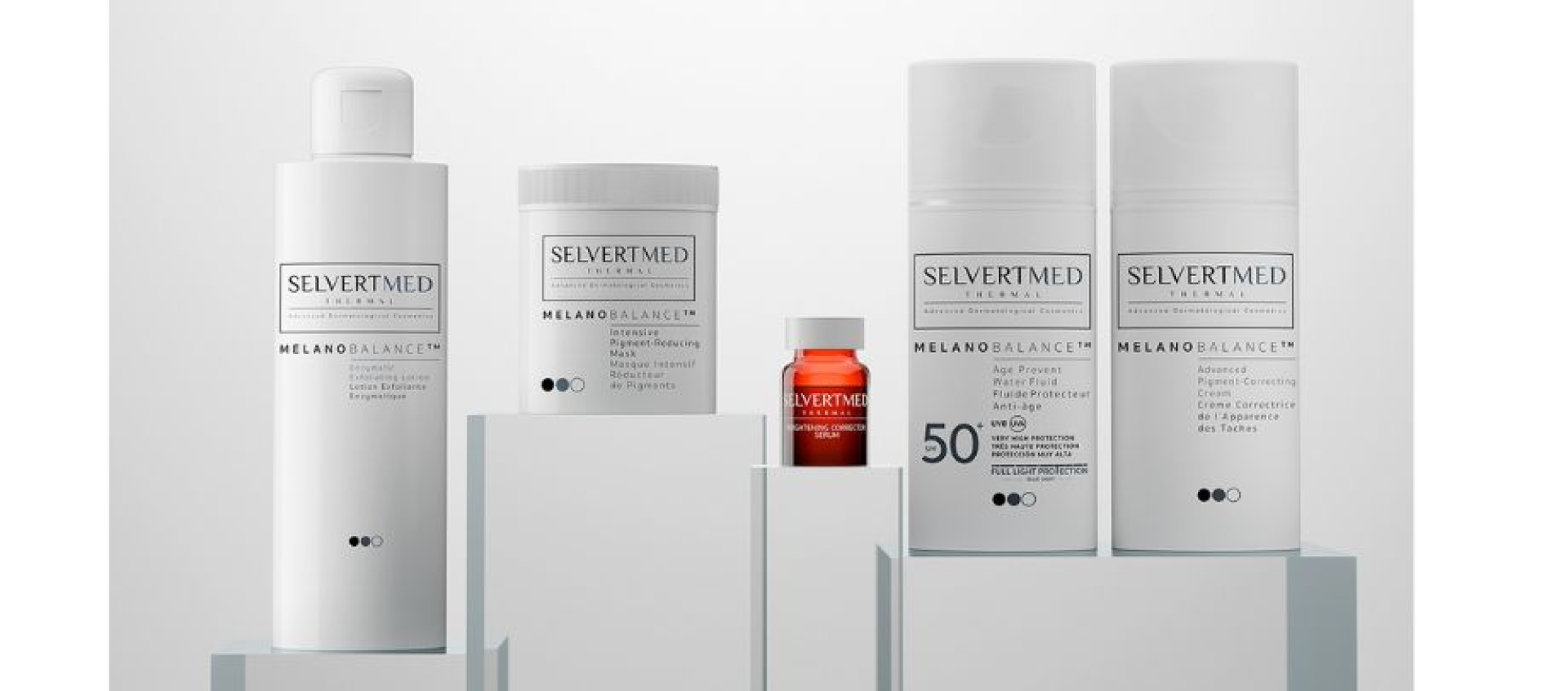 <p data-path-to-node="6"><b data-path-to-node="6" data-index-in-node="0">Un protocollo pensato per risultati duraturi</b></p>
<p data-path-to-node="7">MelanoBalance&trade; si articola in un protocollo globale che combina tre sessioni professionali (giorno 0, giorno 14 e giorno 28) con un protocollo domiciliare ad uso quotidiano, fino al completamento di un ciclo minimo raccomandato di 56 giorni. Questo approccio consente alla pelle di adattarsi progressivamente agli attivi e di consolidare i risultati.</p>
<ul data-path-to-node="8">
<li>
<p data-path-to-node="8,0,0"><b data-path-to-node="8,0,0" data-index-in-node="0">Enzymatic Exfoliating Lotion:</b> Soluzione esfoliante con Gluconolattone e Bromelina che attiva il rinnovamento epidermico tramite esfoliazione chimica ed enzimatica ad alta tollerabilit&agrave;, migliorando tono, trama e luminosit&agrave;. (200 mL)</p>
</li>
<li>
<p data-path-to-node="8,1,0"><b data-path-to-node="8,1,0" data-index-in-node="0">Brightening Corrector Serum:</b> Siero illuminante con BioTone PDRN, NeoWhite HR e Acido Tranexamico che aiuta a ridurre le macchie e a migliorare l'uniformit&agrave; dell'incarnato e la qualit&agrave; della pelle. (4 mL x 3)</p>
</li>
<li>
<p data-path-to-node="8,2,0"><b data-path-to-node="8,2,0" data-index-in-node="0">Intensive Pigment-Reducing Mask:</b> Maschera intensiva con Acido Azelaico e MelanoSense Bio-modulator, ideata per correggere l'iperpigmentazione, il melasma e l'incarnato disomogeneo. (75 mL)</p>
</li>
<li>
<p data-path-to-node="8,3,0"><b data-path-to-node="8,3,0" data-index-in-node="0">Pigment-Correcting Cream:</b> Crema depigmentante professionale con TGF-&beta; mimic ed estratto di curcuma, indicata per la correzione continua e la prevenzione dell'iperpigmentazione, ideale per il post-trattamento. (100 mL)</p>
</li>
<li>
<p data-path-to-node="8,4,0"><b data-path-to-node="8,4,0" data-index-in-node="0">Age Prevent Water Fluid SPF50+:</b> Fluido solare con protezione molto alta UVB/UVA e protezione contro HEVL e IR. Non comedogenico. (100 mL)</p>
</li>
</ul>